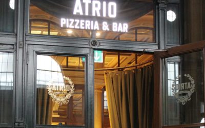 Wie das Restaurant Atrio zu Sitzbänken und Vorhängen kam